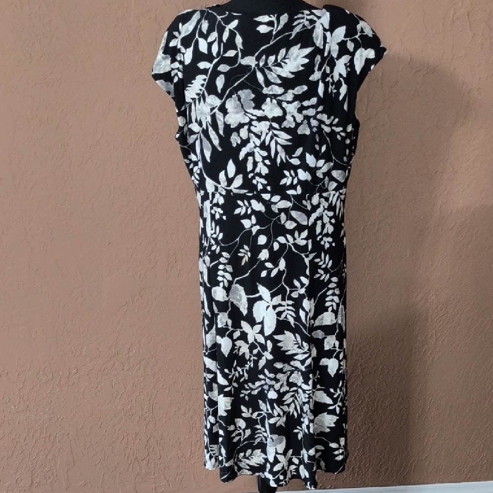 Evan Picone Black and White Flutter Sleeve Midi Dress - Picture 6 of 6